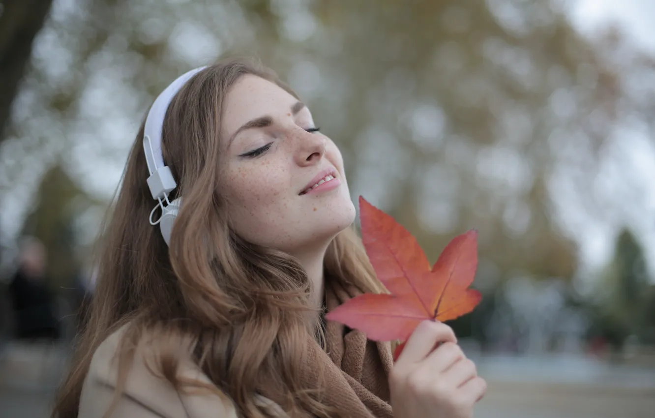 Photo wallpaper autumn, ideal, portrait, positive, freckles, listening to music, white headphones, autumn