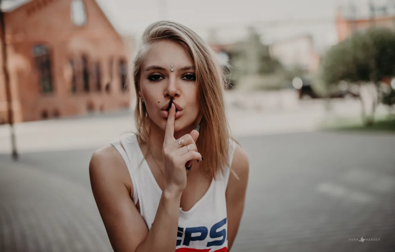 Photo wallpaper girl, face, street, hands, Mike, fingers, gesture, Yura Warner