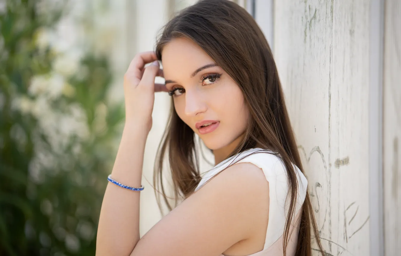 Photo wallpaper look, girl, face, portrait, hands, bracelet, Martin Ecker