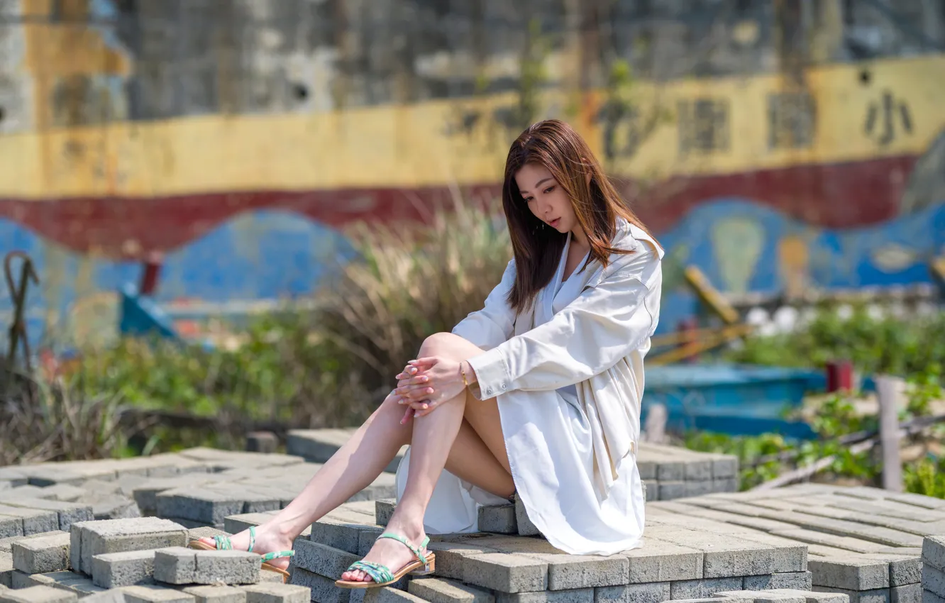 Photo wallpaper the sun, pose, model, portrait, brick, makeup, dress, jacket