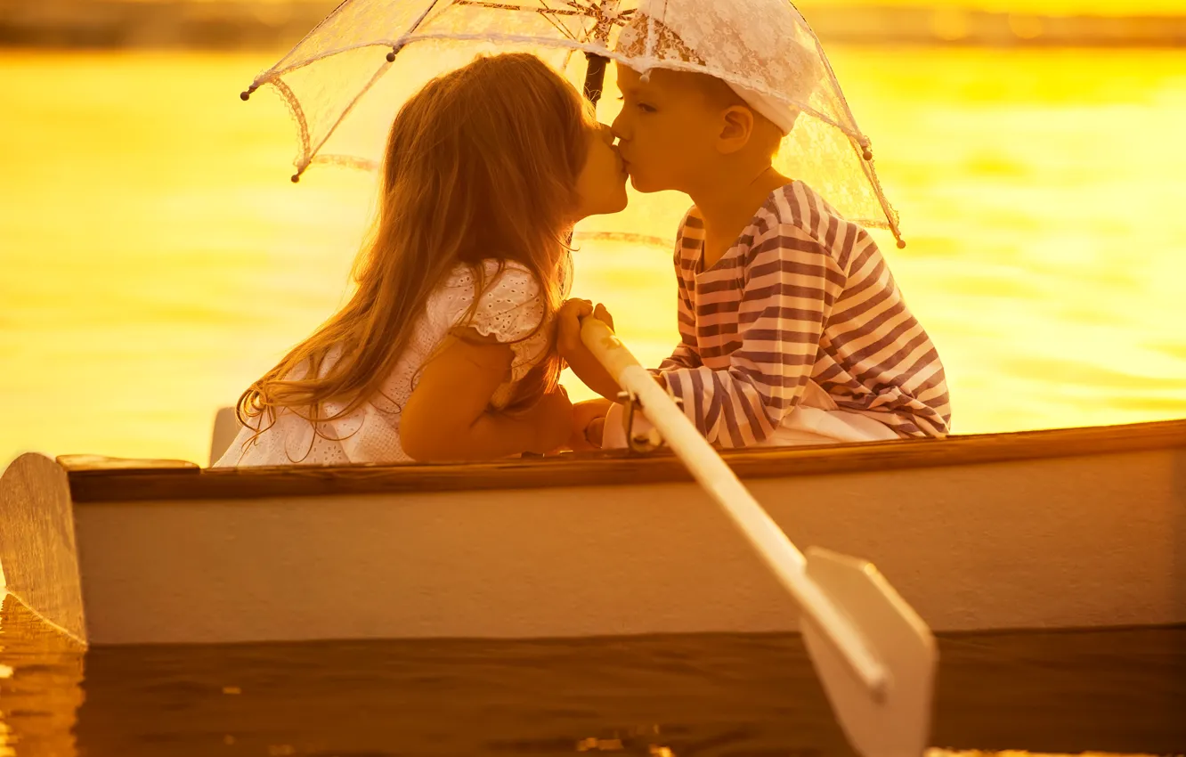 Photo wallpaper children, river, boat, kiss, umbrella, pair, friends, umbrella