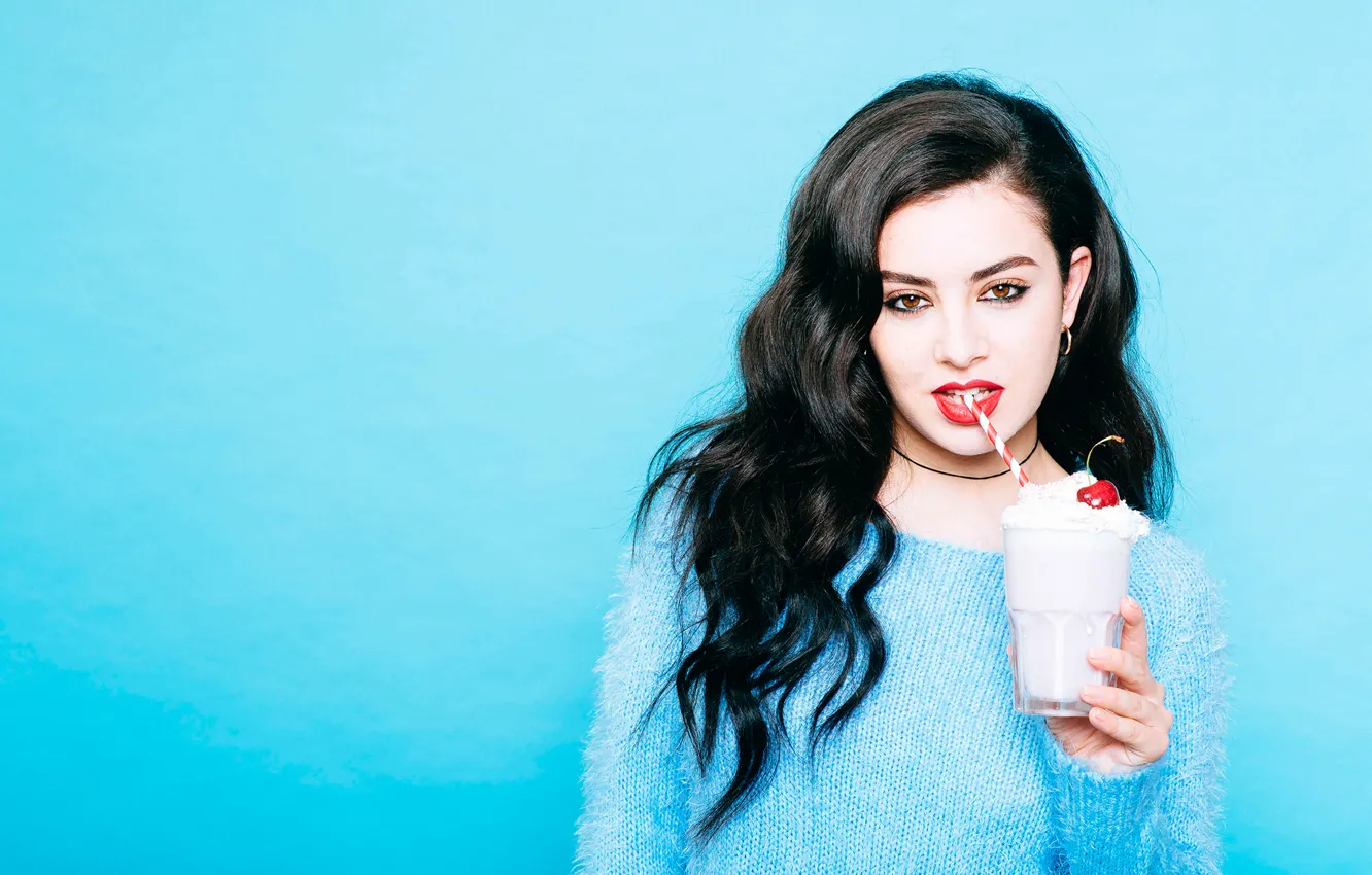 Photo wallpaper photoshoot, Charli XCX, Charlotte Emma Aitchison, DIY