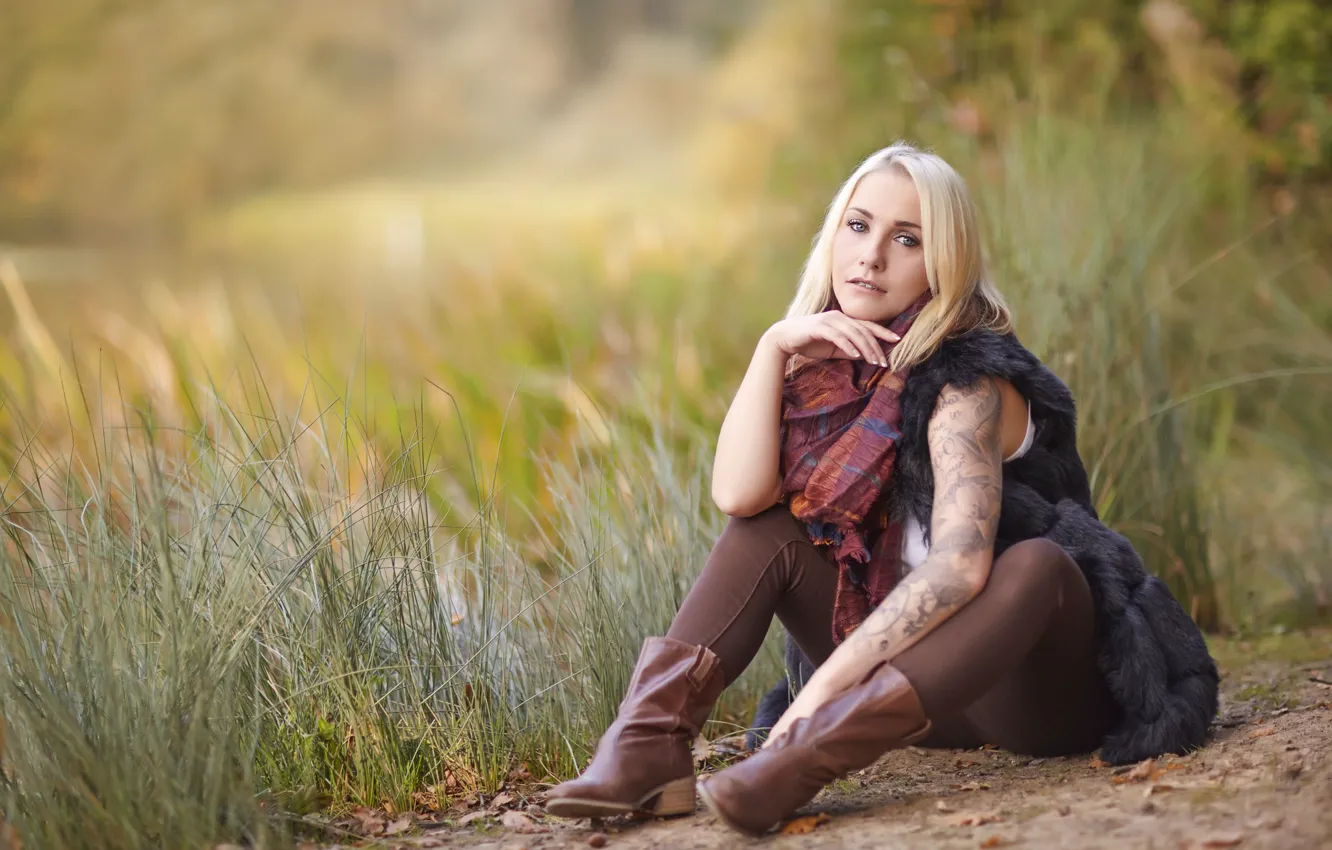 Photo wallpaper grass, look, girl, sitting