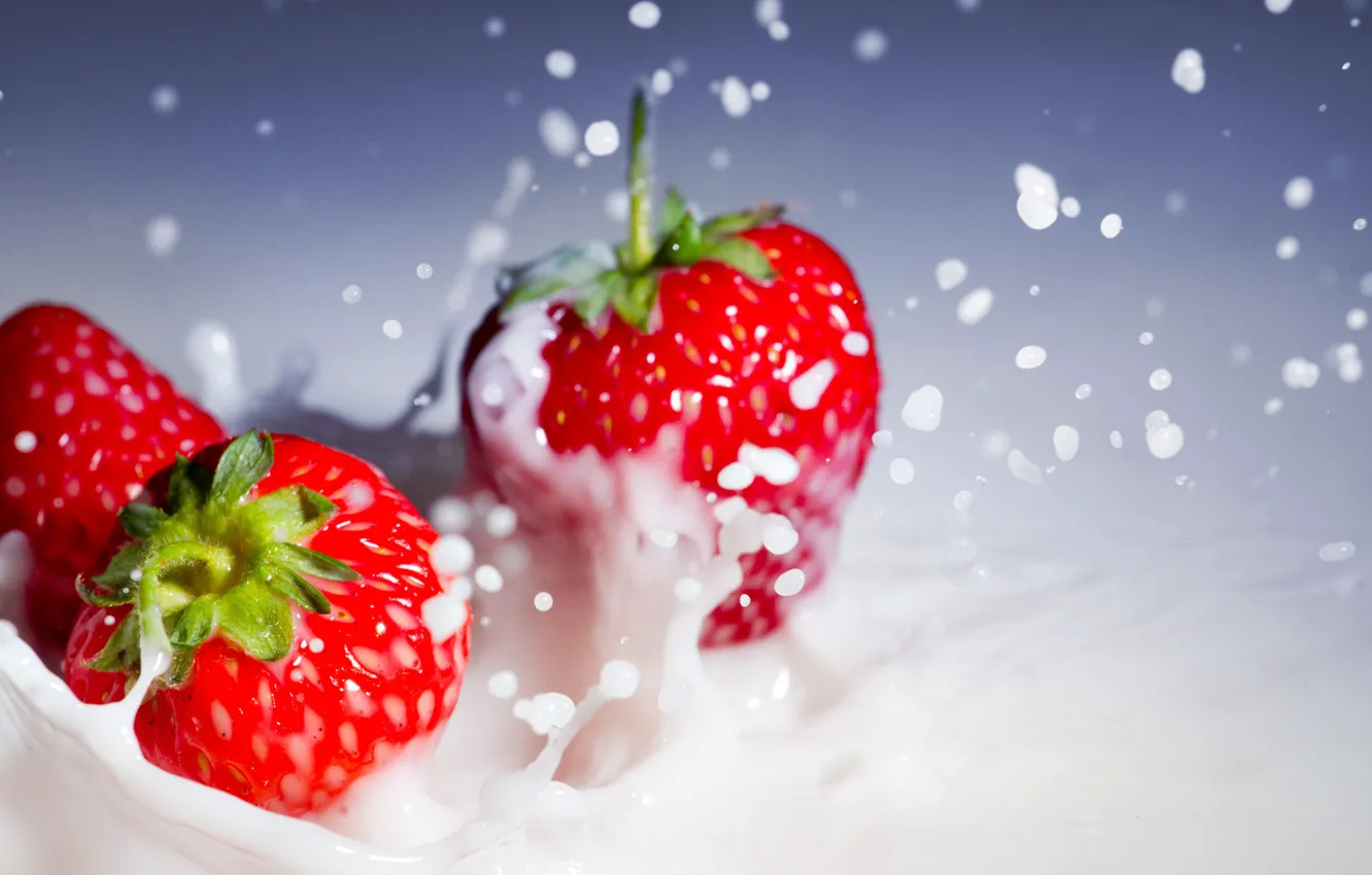 Photo wallpaper macro, squirt, cream, strawberry