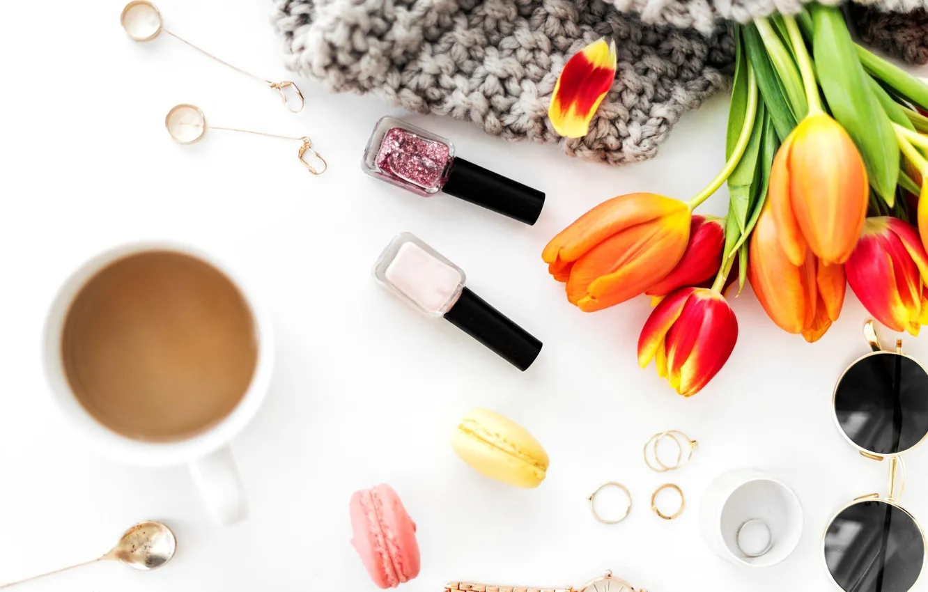 Photo wallpaper earrings, glasses, tulips, buds, lacquer