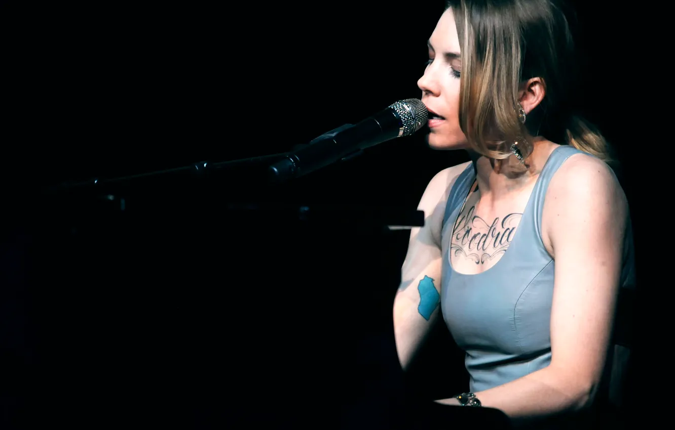 Photo wallpaper microphone, singer, composer, Skylar Grey