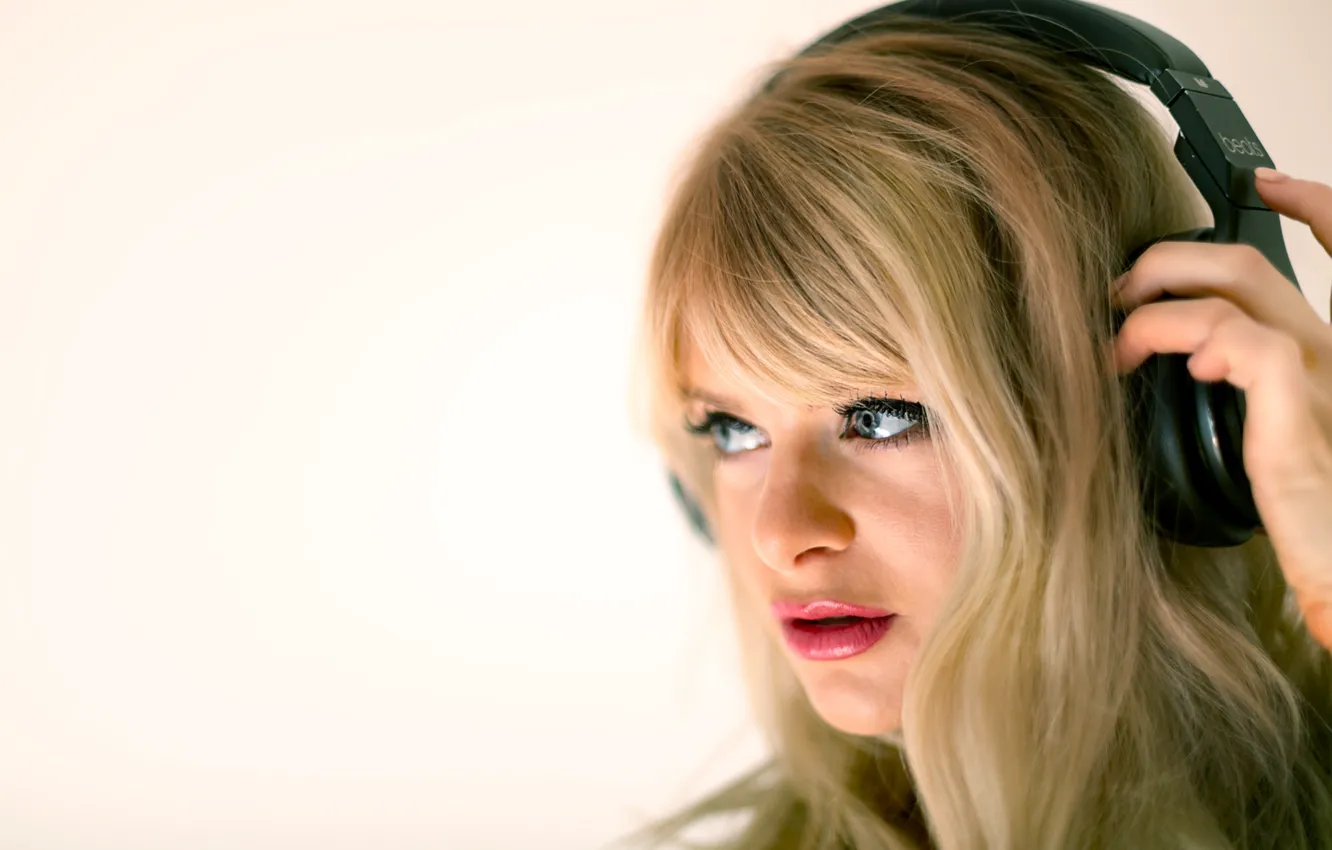 Photo wallpaper girl, face, music, headphones