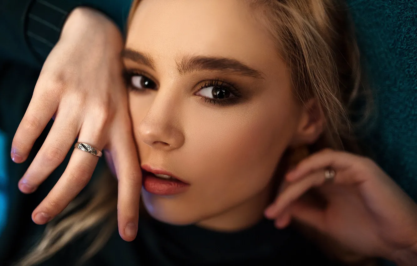 Photo wallpaper look, close-up, face, model, portrait, hands, makeup, hairstyle