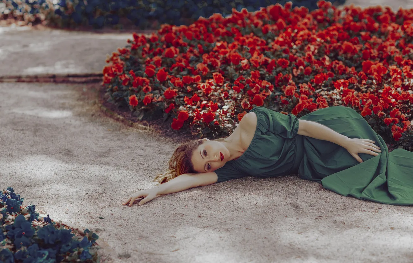 Photo wallpaper girl, flowers, face, dress, lies, beds