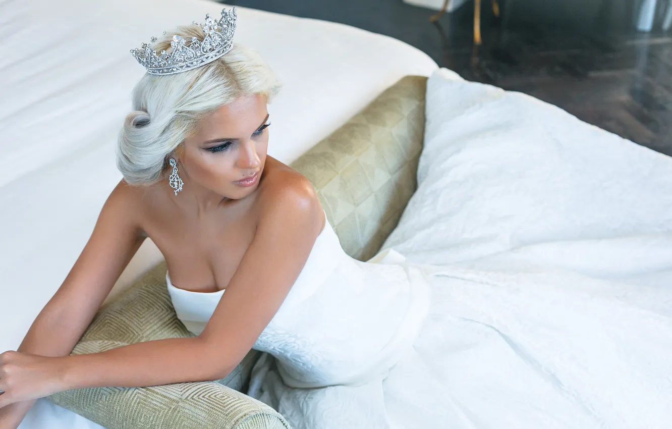 Photo wallpaper decoration, face, hair, crown, dress, hairstyle, beauty