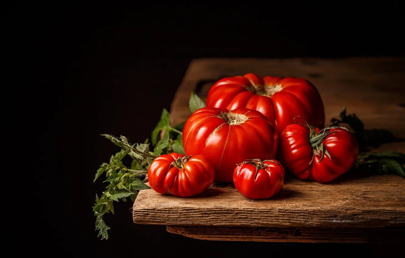 Photo wallpaper red, table, black background, tomatoes, home