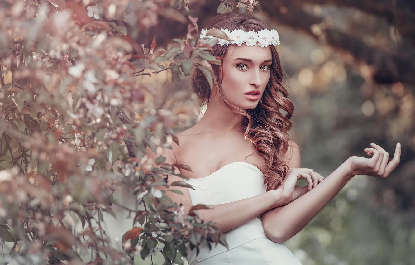 Photo wallpaper look, girl, nature, sexy, lips, beauty, wreath, photographer