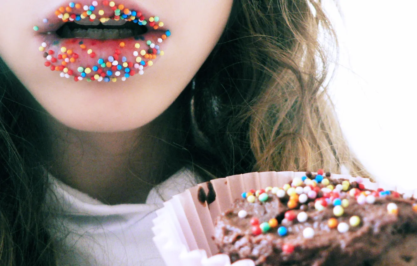 Photo wallpaper lips, brown hair, cupcakes