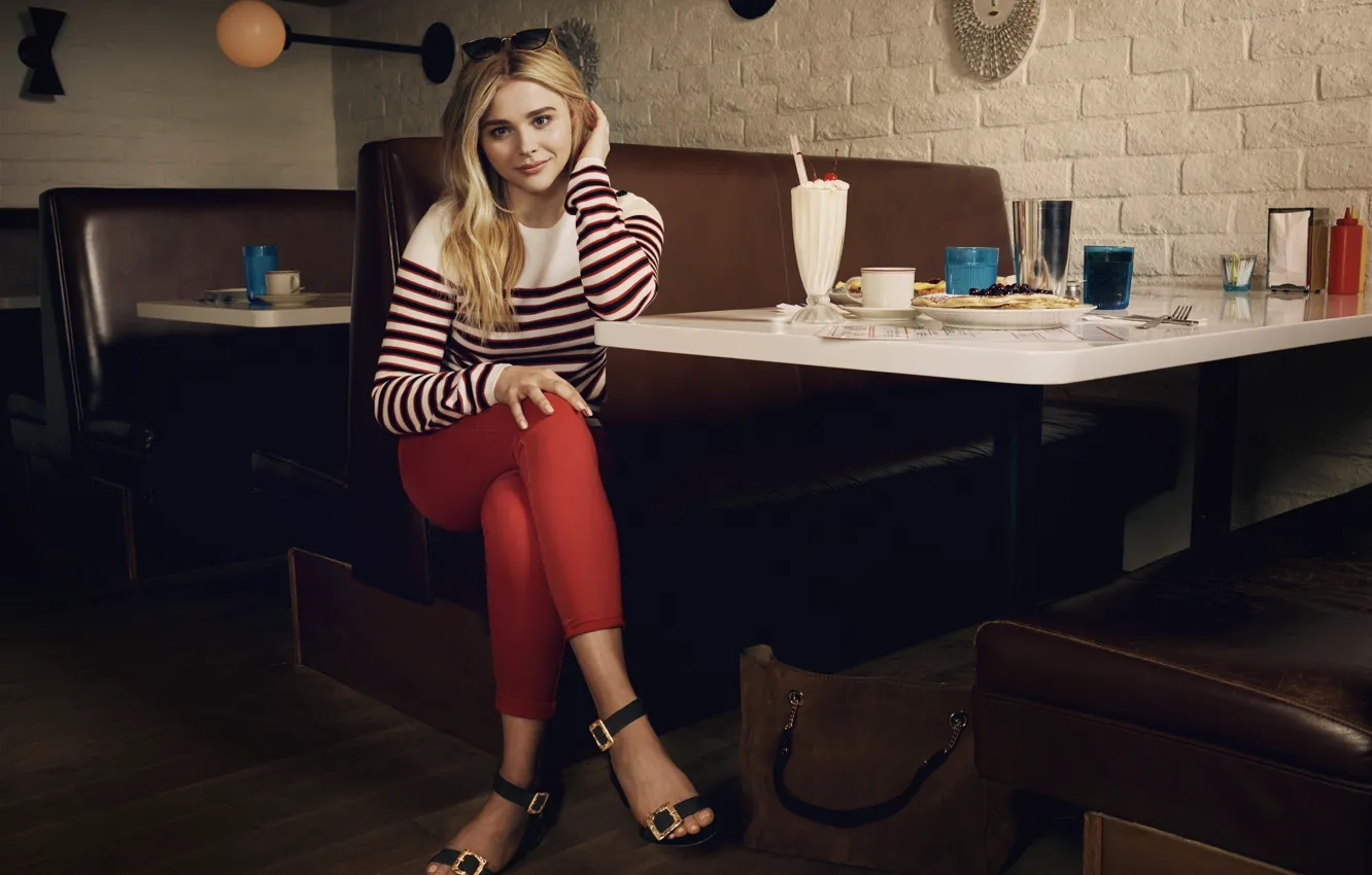 Photo wallpaper actress, cocktail, cafe, sitting, Chloe Grace Moretz