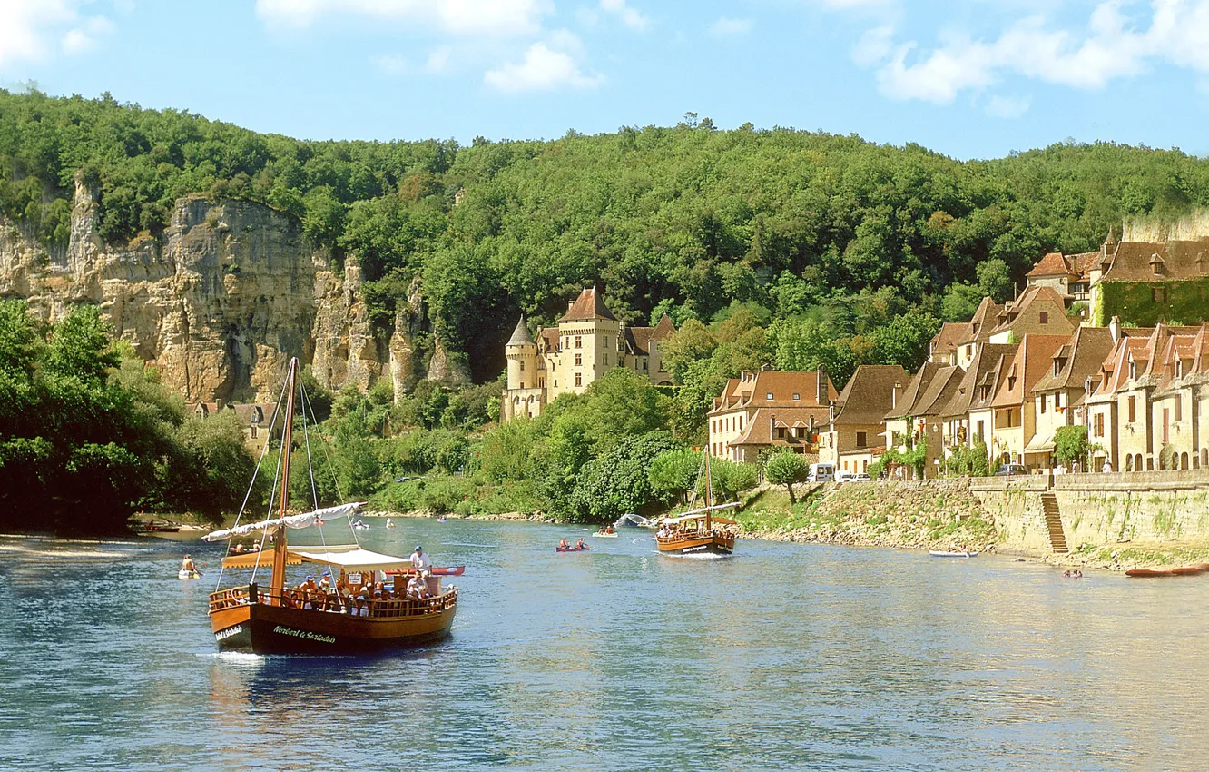 Photo wallpaper mountains, the city, river, boat, France, France, Dordogne, La Roque-Gageac