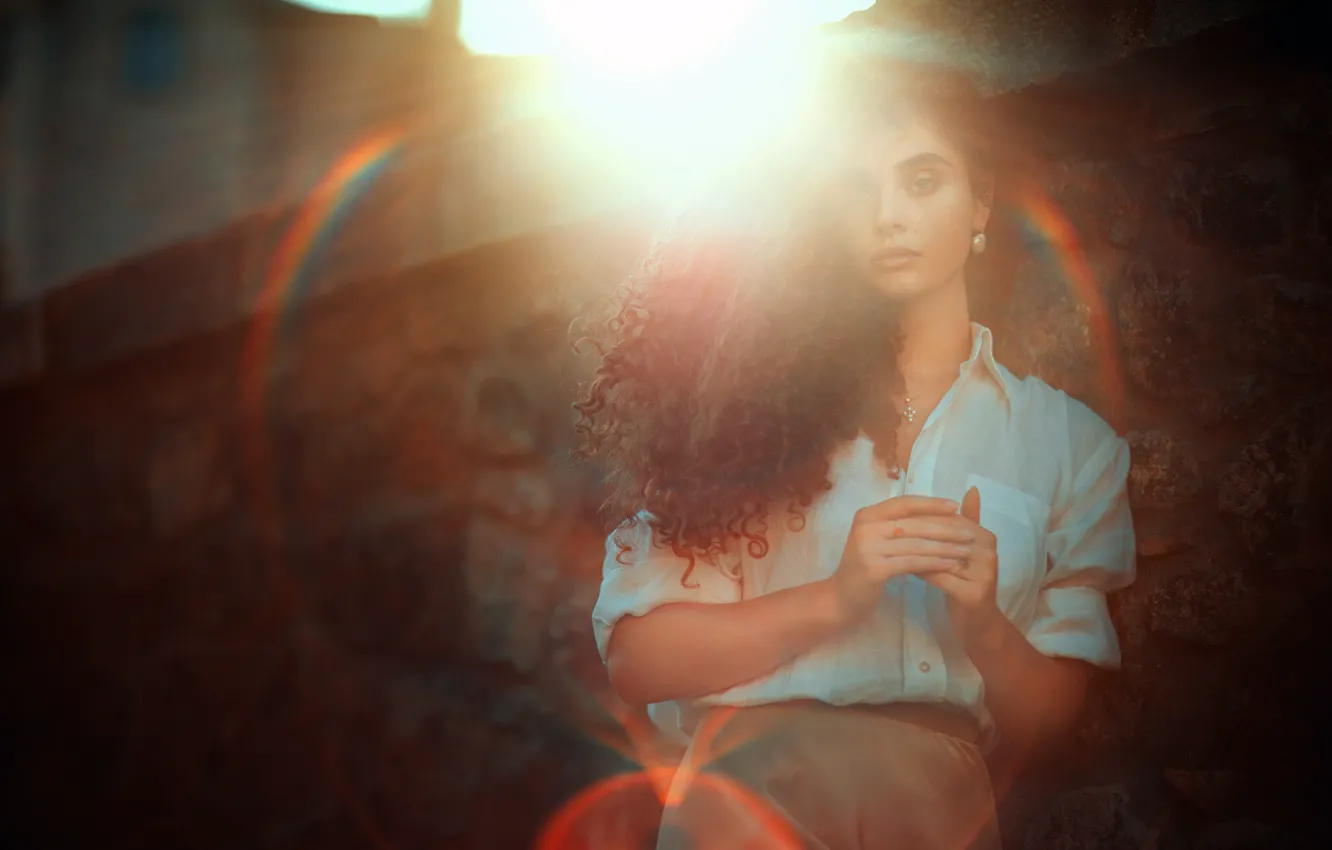 Photo wallpaper look, girl, the sun, rays, light, the city, pose, glare