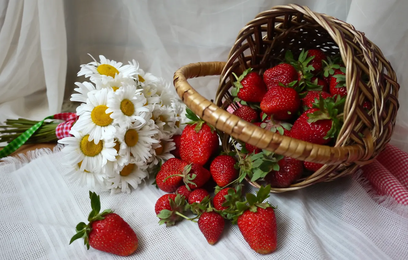 Photo wallpaper berries, basket, chamomile, strawberry