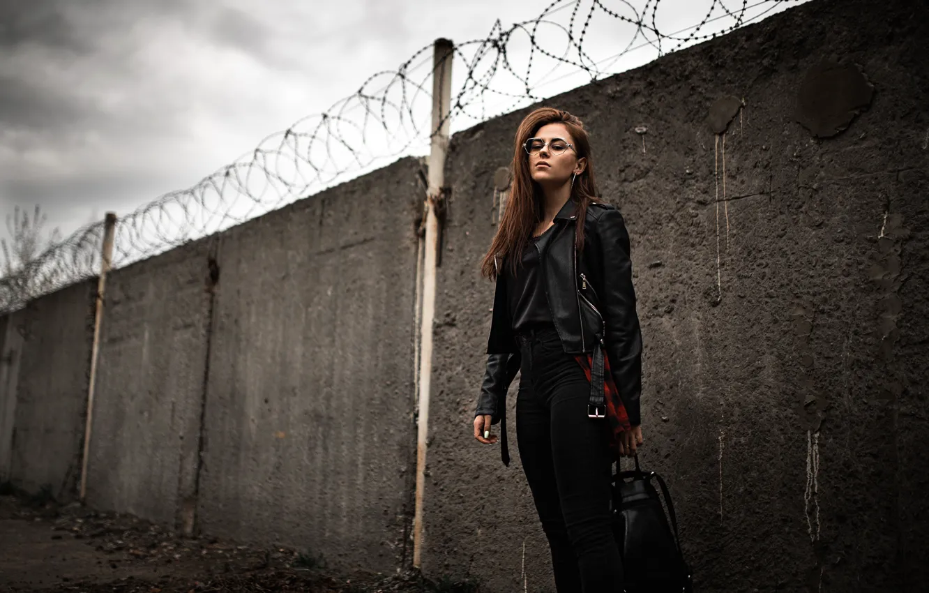 Photo wallpaper look, wall, model, the fence, jeans, makeup, glasses, jacket