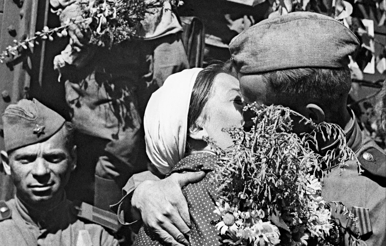 Photo wallpaper 1945, The Great Patriotic War, military photos, The meeting of the liberating warriors, Victory!