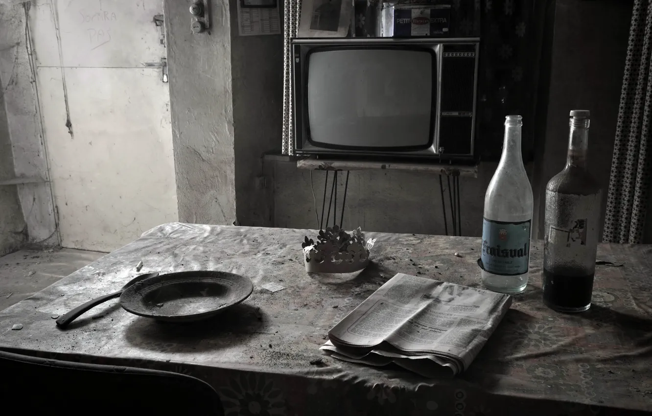 Photo wallpaper table, bottle, TV, newspaper, weekdays