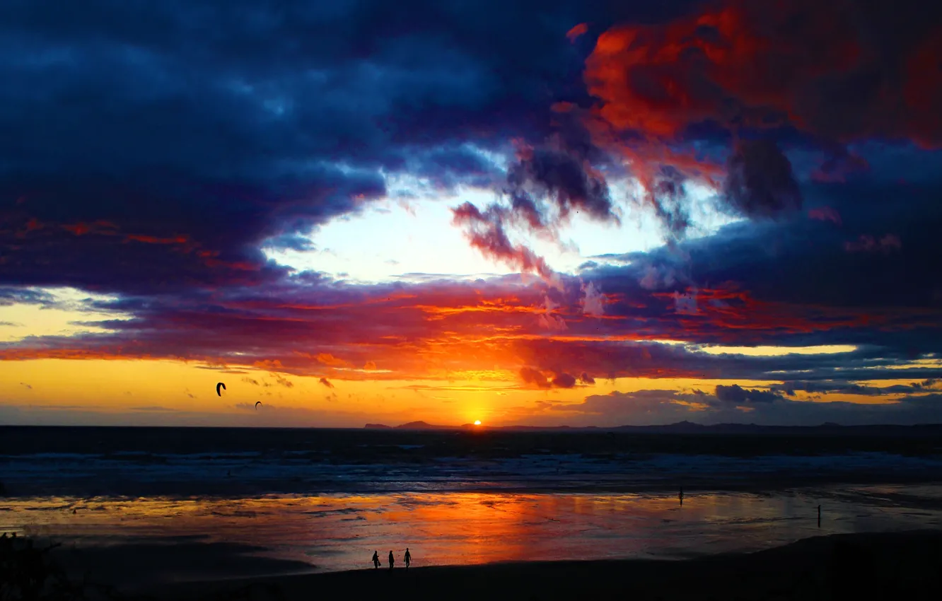 Photo wallpaper sea, clouds, sunset, shore, people, silhouette, glow