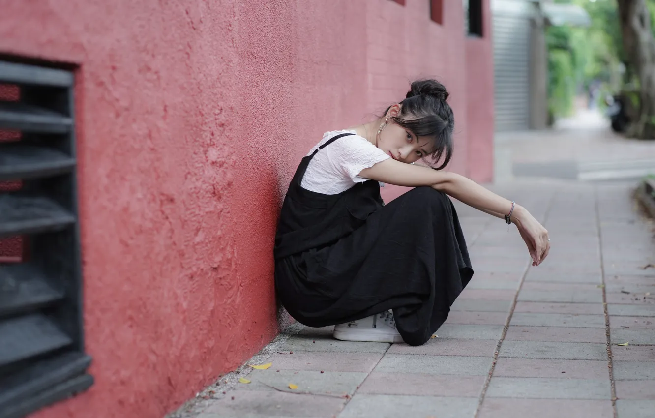 Photo wallpaper earrings, brunette, Asian, in black, street photo shoot, sitting against the wall, the girl poses