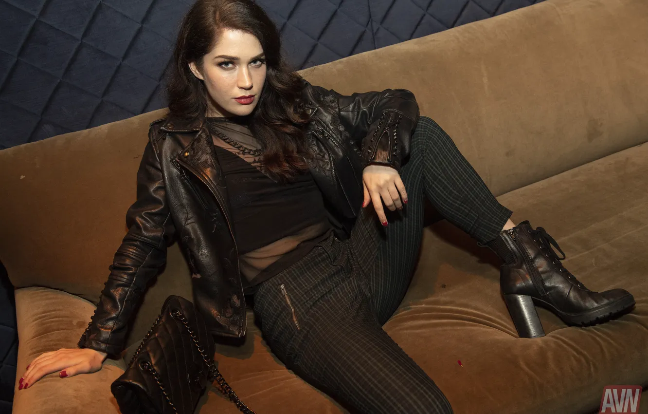 Photo wallpaper look, girl, model, brown hair, cute, Evelyn Claire, Sitting on the couch, Evelyn Claire