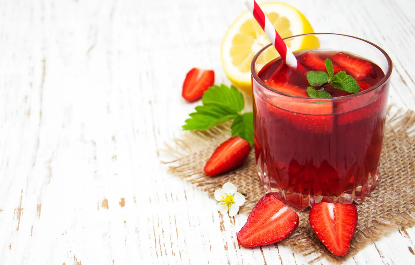 Photo wallpaper ice, glass, berries, lemon, strawberry, tube, lemonade, Olena Rudo