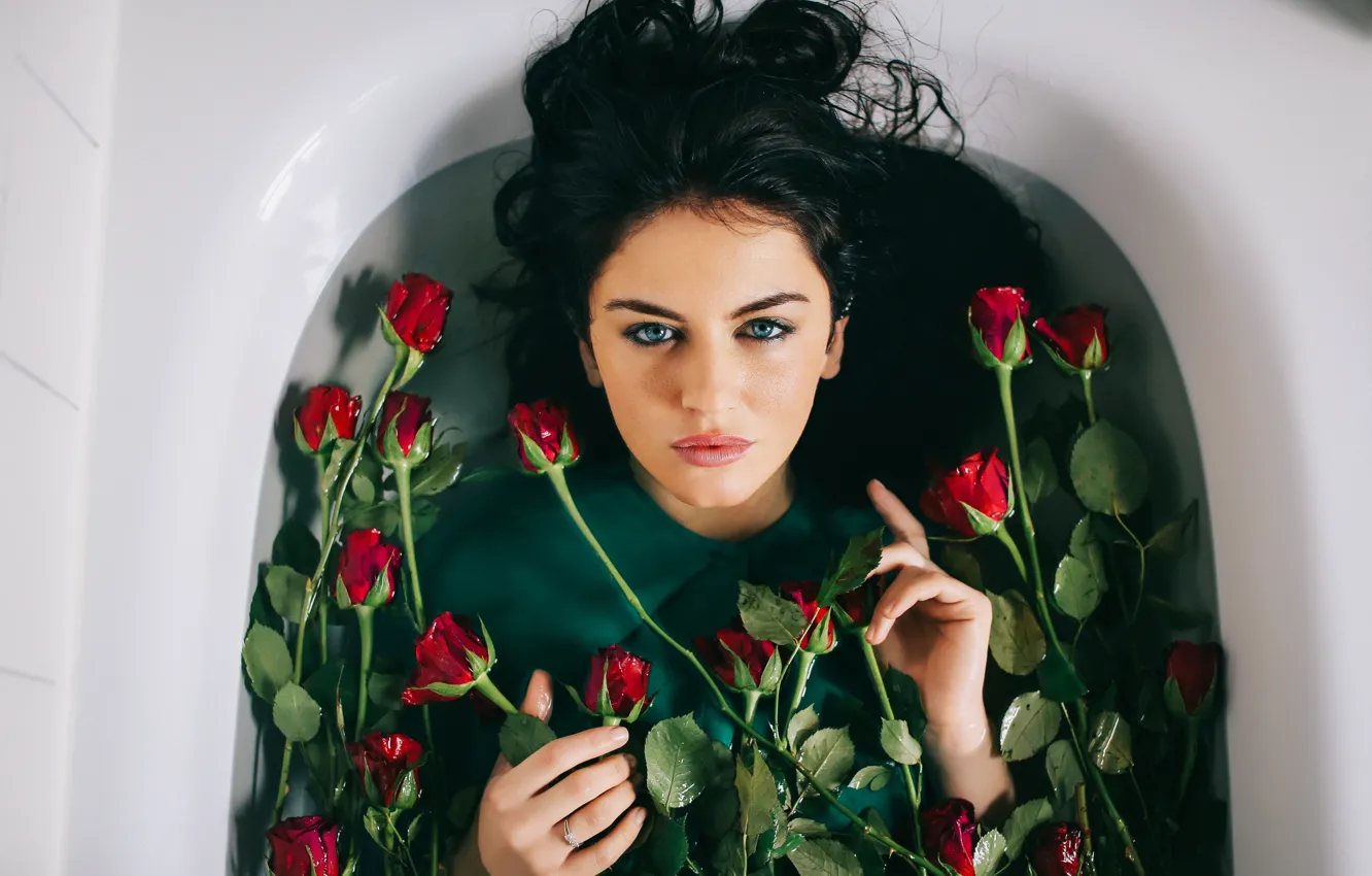 Photo wallpaper girl, roses, bath