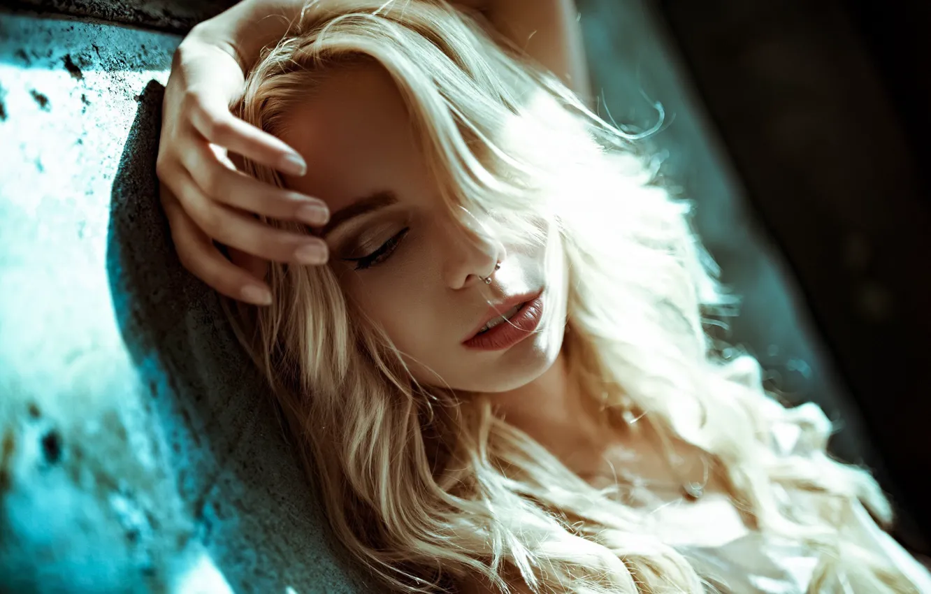 Photo wallpaper the sun, close-up, pose, model, portrait, hands, makeup, piercing