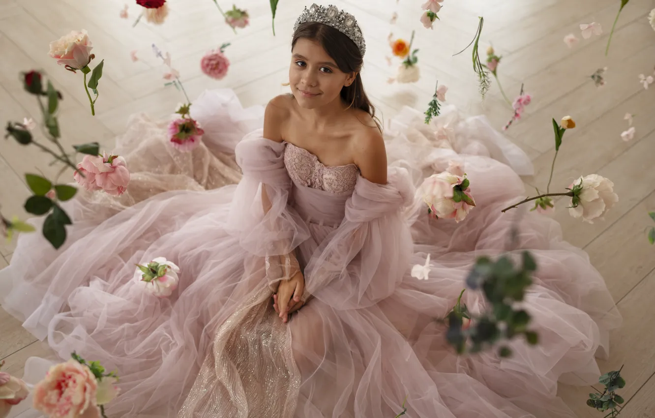 Photo wallpaper girl, flowers, smile, room, roses, dress, girl, tulips