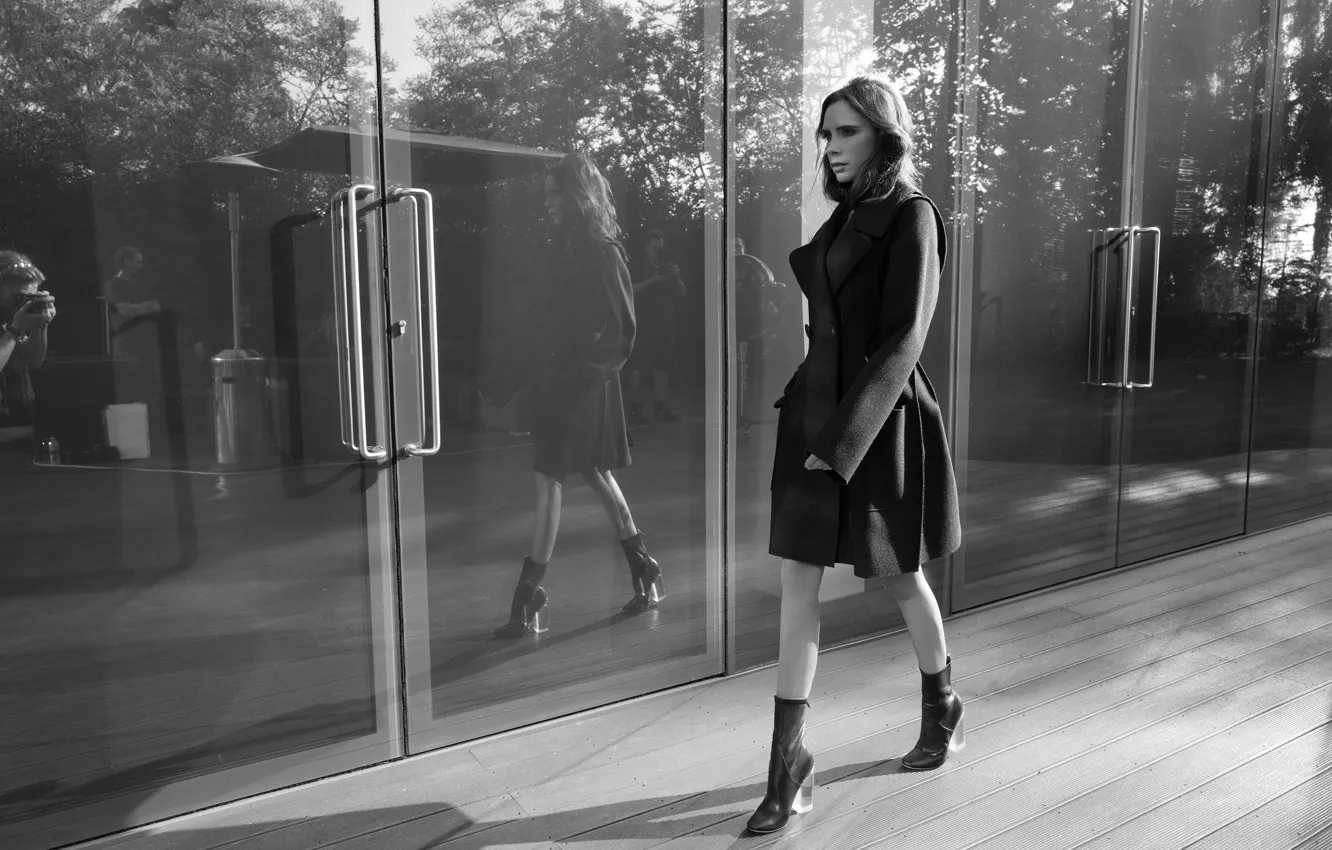 Photo wallpaper reflection, model, actress, the door, photographer, black and white, Victoria Beckham, singer