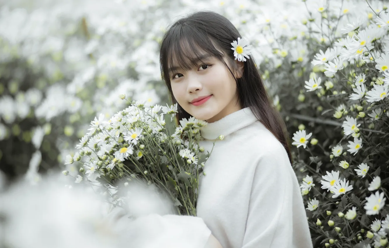 Photo wallpaper look, girl, flowers, smile, portrait, chamomile, bouquet, blur