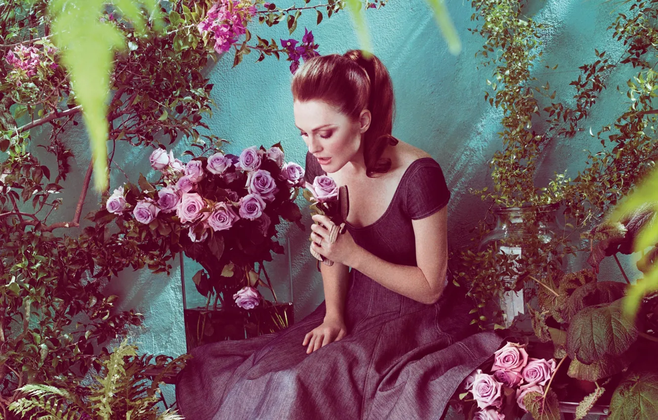 Photo wallpaper woman, flowers, beauty, garden, redhead, roses, actress, julianne moore