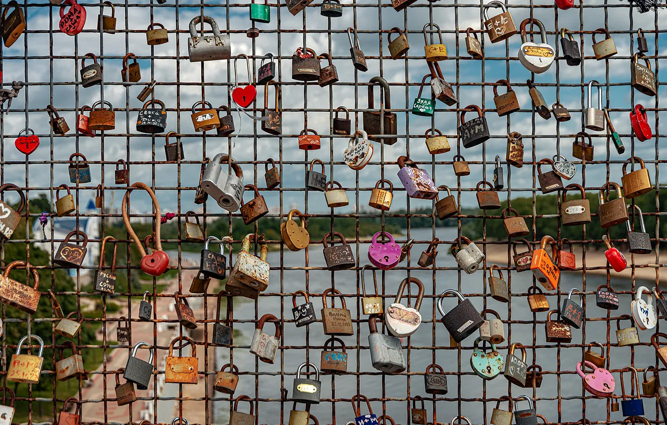 Photo wallpaper love, rust, bars, padlocks