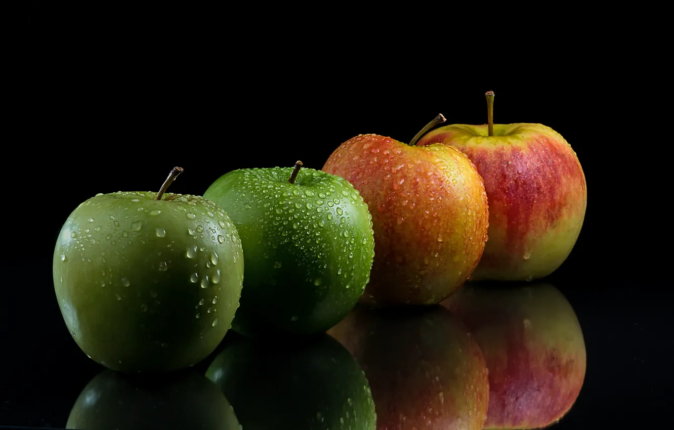 Photo wallpaper drops, apples, black background