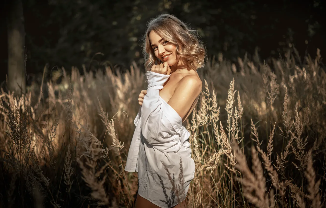 Photo wallpaper grass, look, girl, pose, smile, shoulder, Jiří Tulach