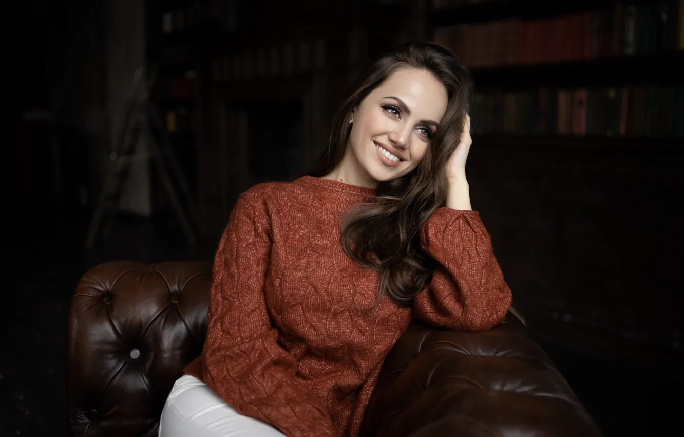 Photo wallpaper pose, sofa, model, portrait, jeans, makeup, hairstyle, brown hair
