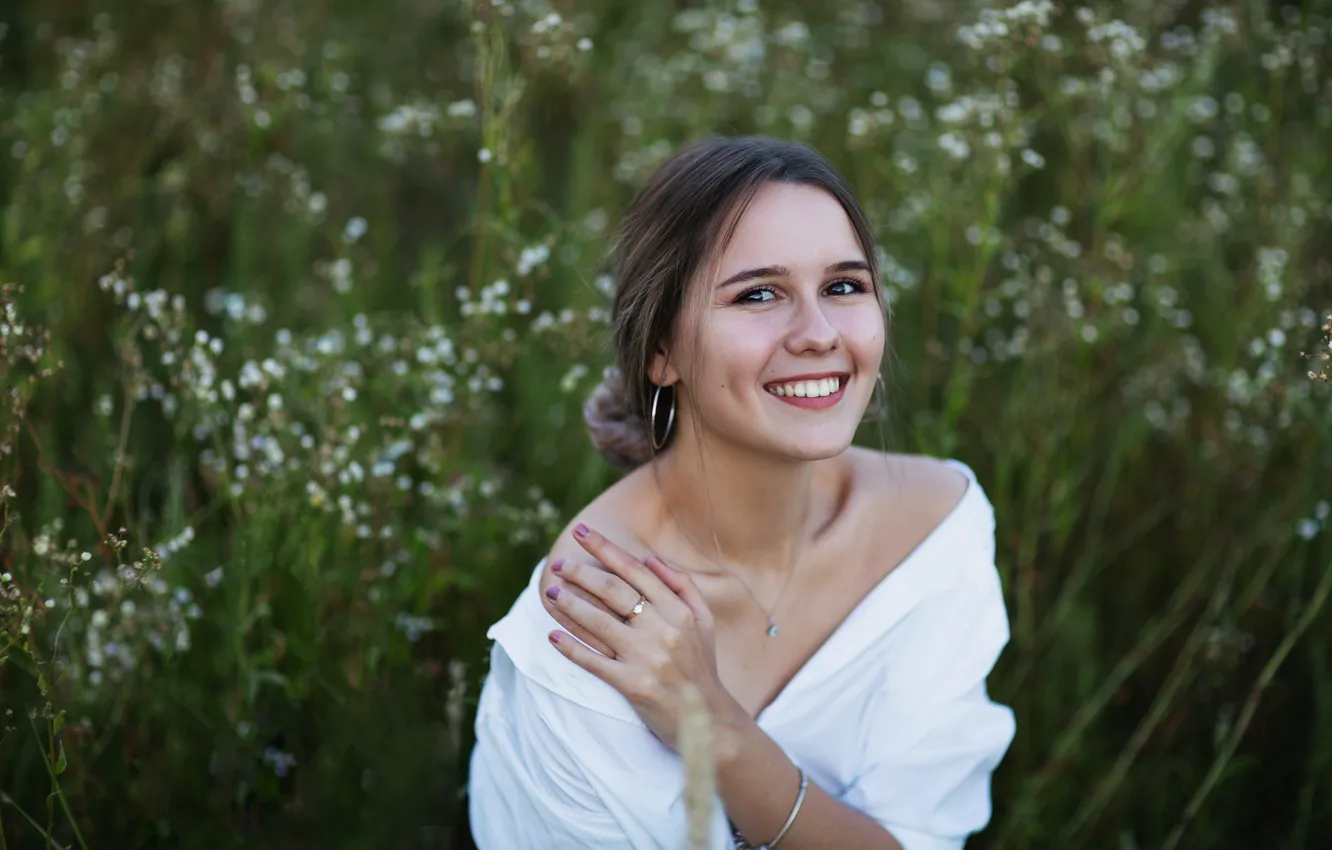Photo wallpaper grass, girl, decoration, nature, smile, brunette, shoulders, Evgeniya Brusentsova