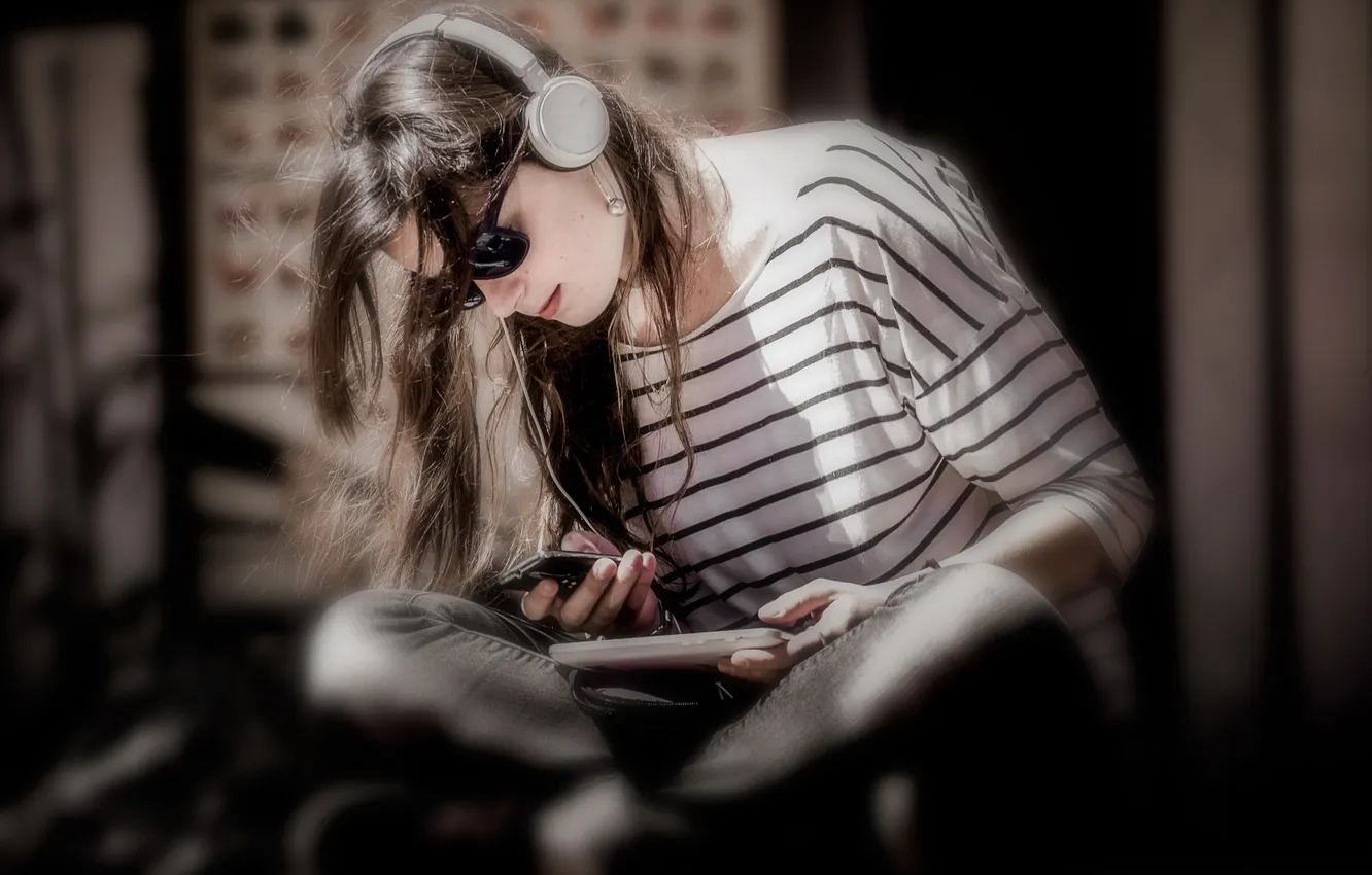 Photo wallpaper student, Your gadgets, girl listening to music
