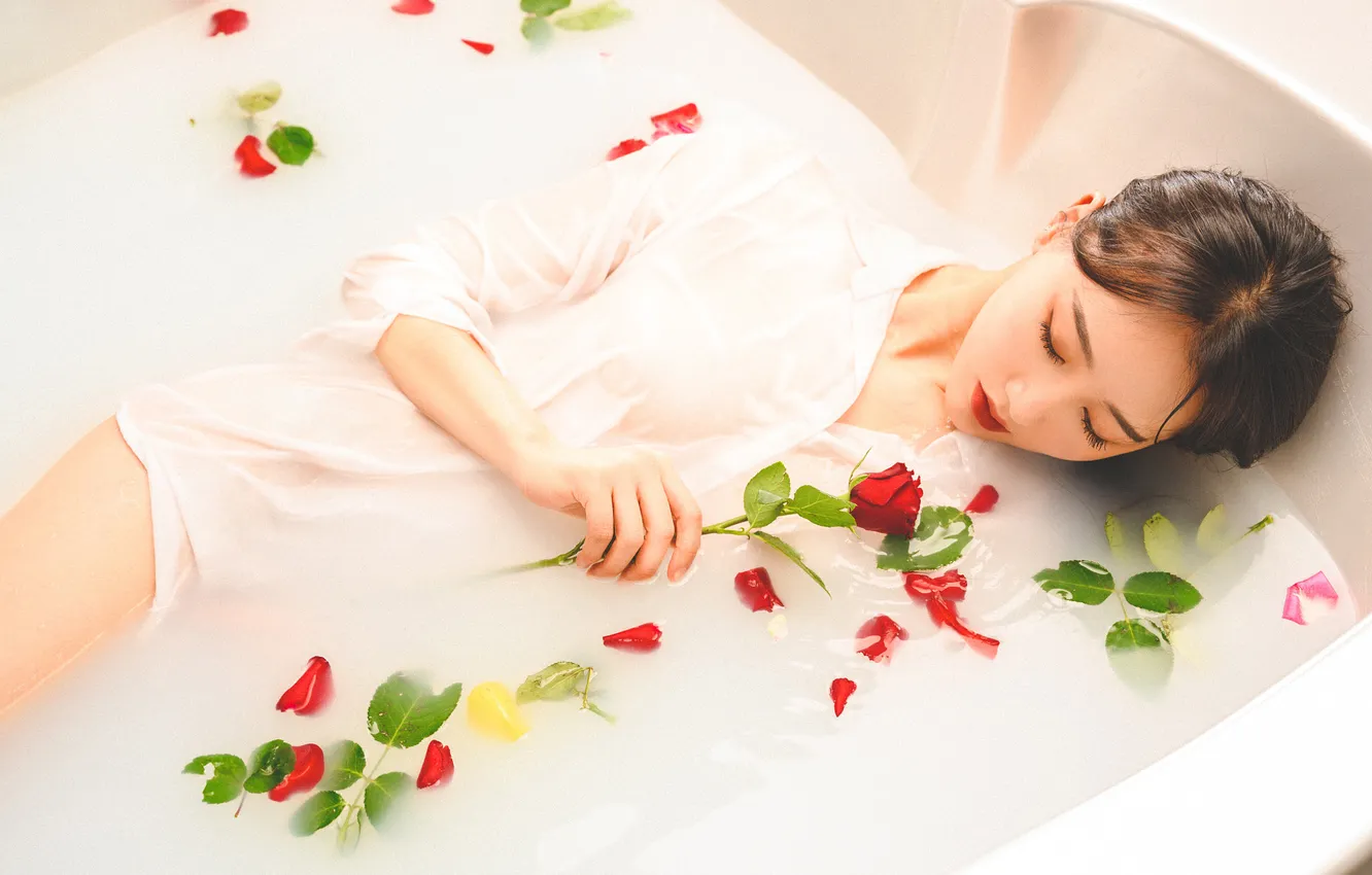 Photo wallpaper leaves, water, girl, flowers, red, face, pose, roses