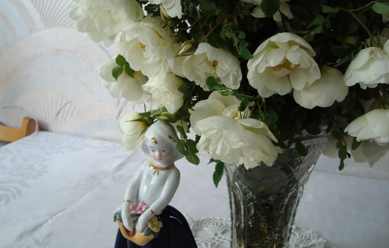 Photo wallpaper figurine, shy, may rose