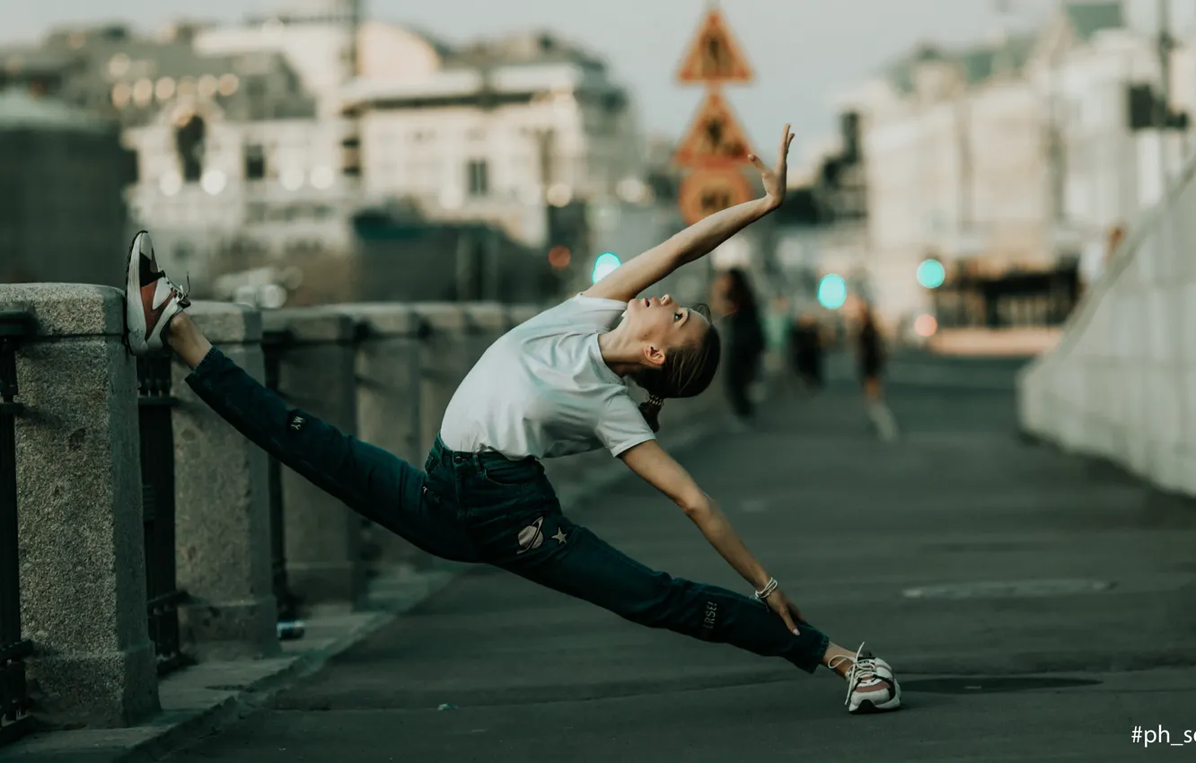 Photo wallpaper the city, model, jeans, makeup, Mike, hairstyle, brown hair, the sidewalk