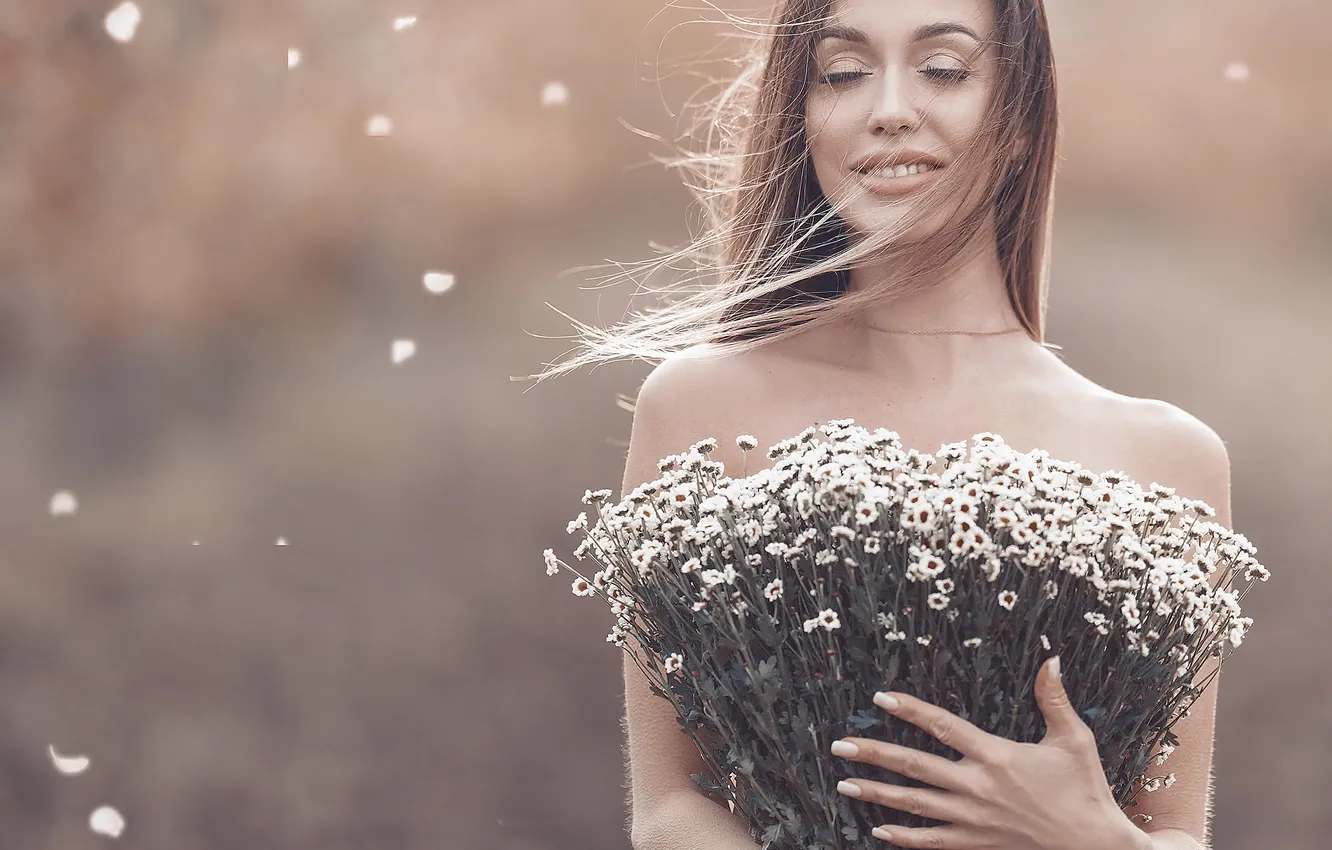 Photo wallpaper girl, flowers, smile, chamomile, bouquet, petals, shoulders, flowing hair