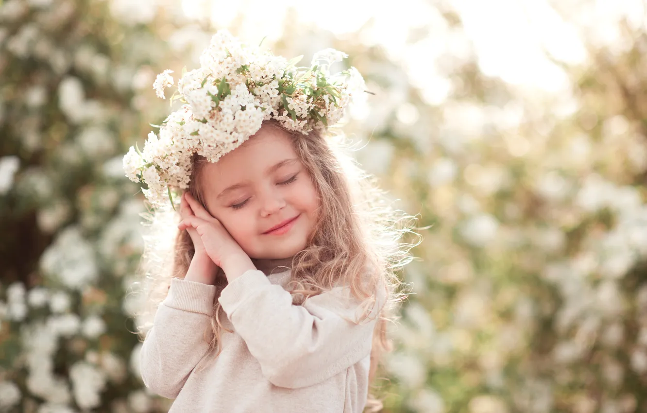 Photo wallpaper flowers, children, smile, hands, girl, wreath