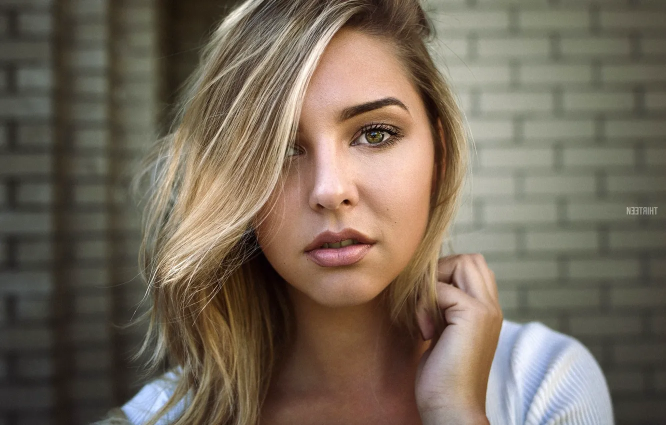 Photo wallpaper look, close-up, face, model, portrait, hands, makeup, hairstyle