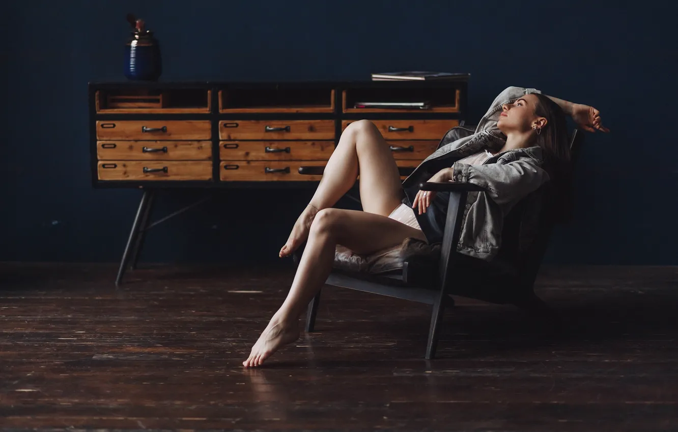 Photo wallpaper girl, pose, chair, legs, dzhinsovka, Alla Wall, Sergey Smeylov