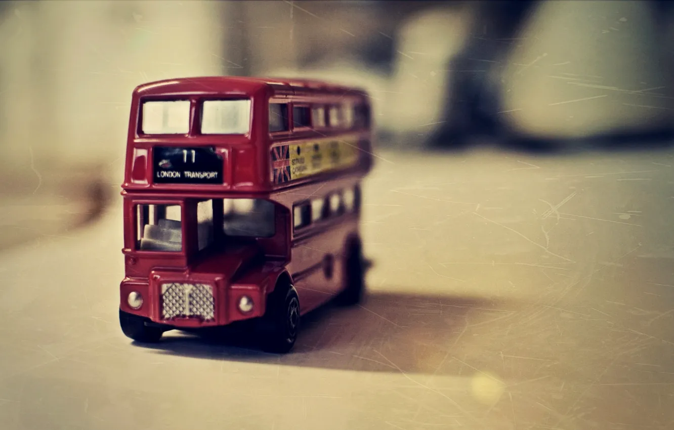 Photo wallpaper macro, red, photo, table, toy, bus, English