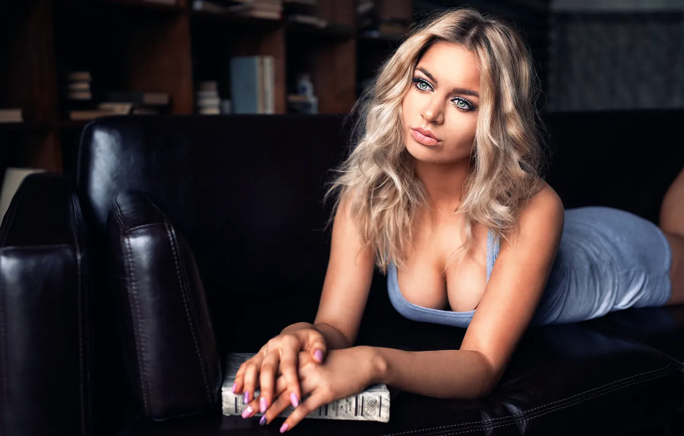 Photo wallpaper neckline, sponge, Maria, Masha