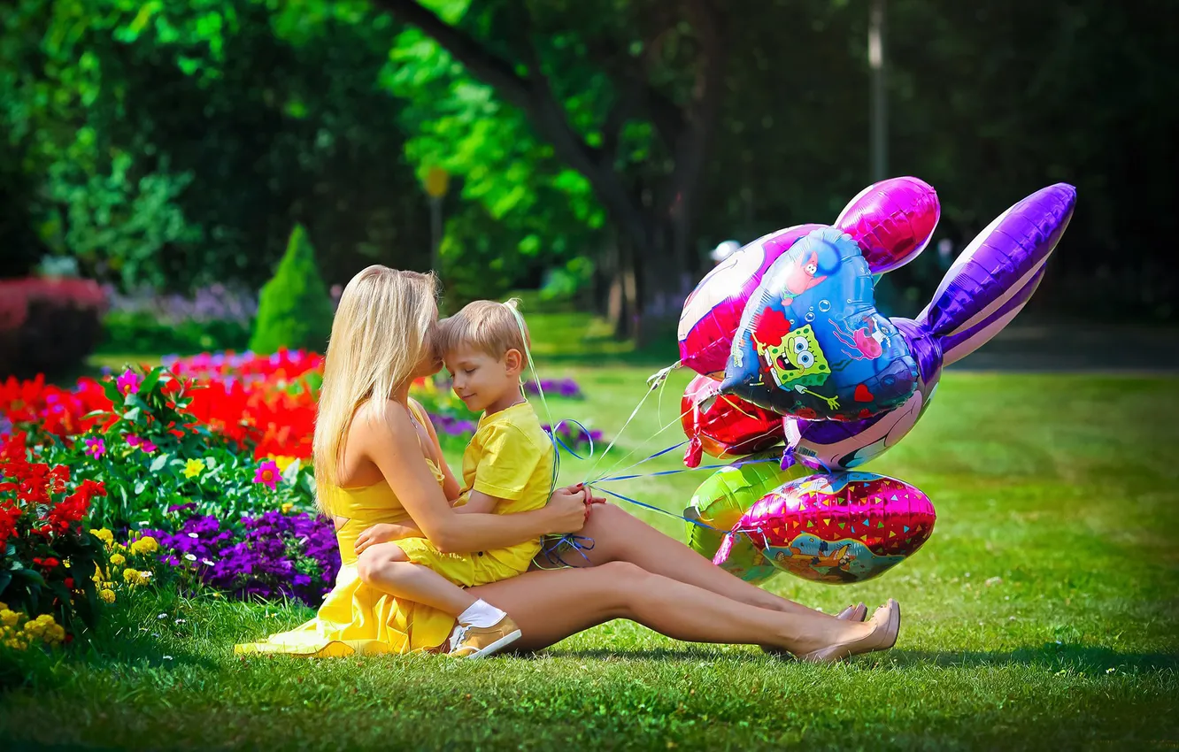 Photo wallpaper grass, yellow, children, green, Park, balls, dress, hugs